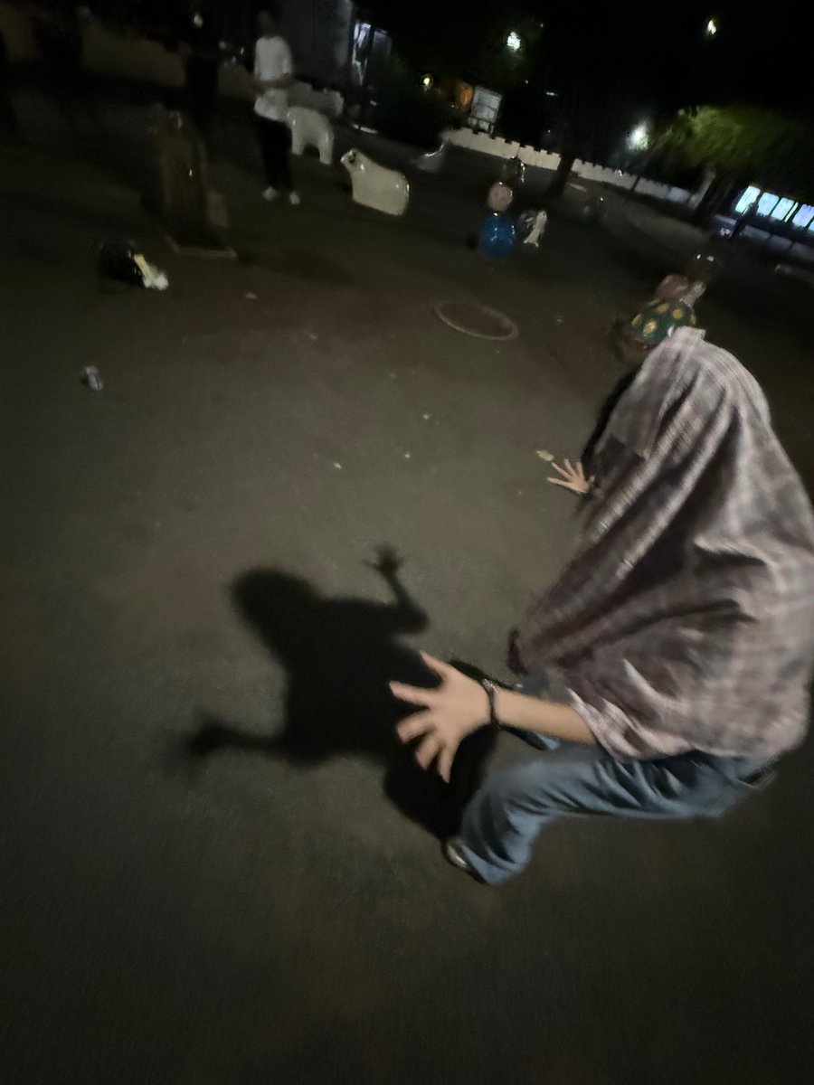 초딩아기야 스탭들이 잘 놀아주시는구나