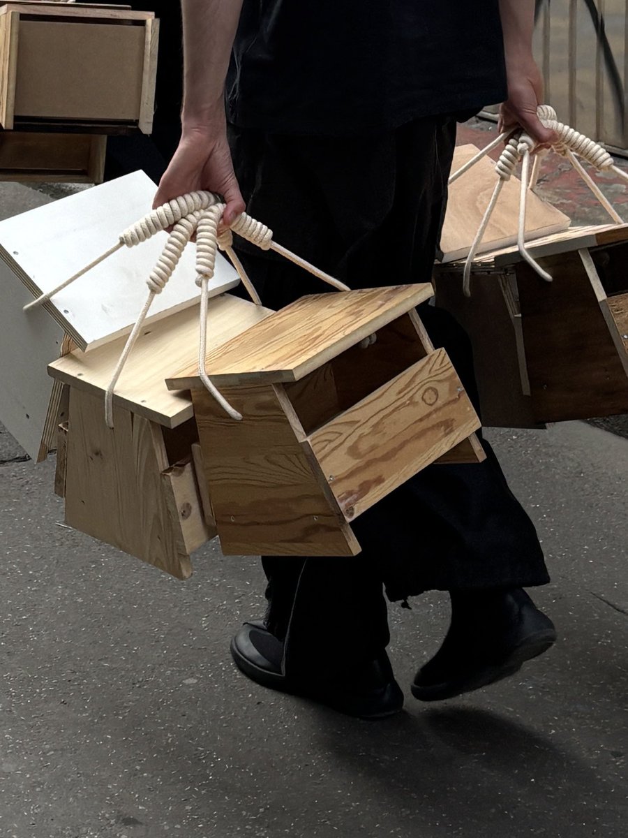 designden_ngv's tweet image. salut tout le monde, de retour sur twitter pour partager mon taff. 

Je suis designer, je conçois et fabrique des objets et des espaces en réemploi, en grande partie avec des matériaux récupérés dans la rue.
Je vais poster quelques projets pour détailler le propos.