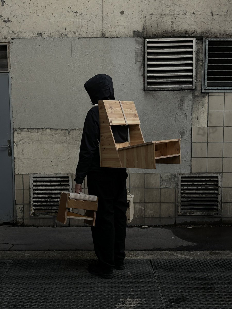 designden_ngv's tweet image. salut tout le monde, de retour sur twitter pour partager mon taff. 

Je suis designer, je conçois et fabrique des objets et des espaces en réemploi, en grande partie avec des matériaux récupérés dans la rue.
Je vais poster quelques projets pour détailler le propos.