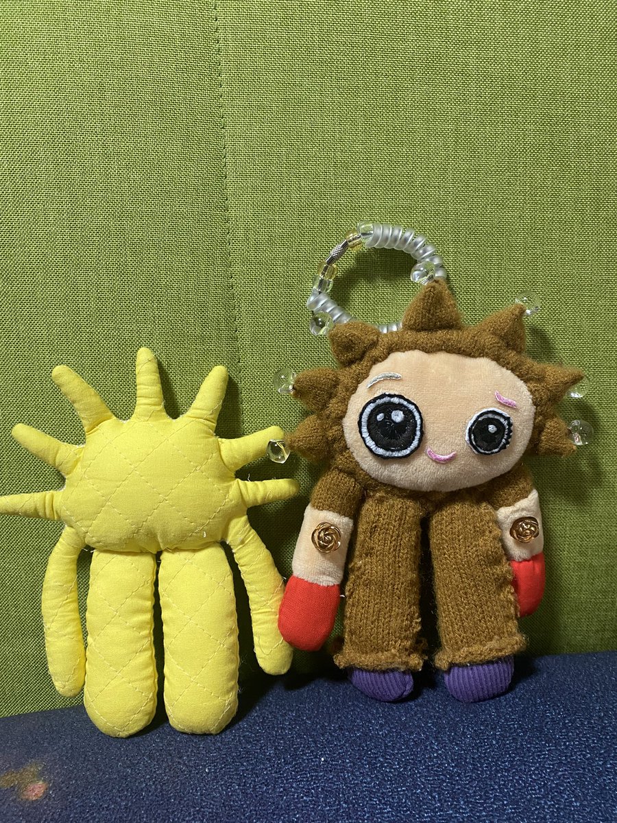 suga2kyu's tweet image. あー可愛い💛
うちホンマぬいぐるみ作りの天才かもしれない🤣
型紙なしフリーハンドでここまできた！
右の子と作り方全く違うけどフォルムパーフェクトすぎる💯
お直しの必要もなく一発でこれた✨
右の子は被り物してるみたいな作り方したけど、
左の子は顔だけ後付けやから直接刺繍できる🪡✨成長💪✨