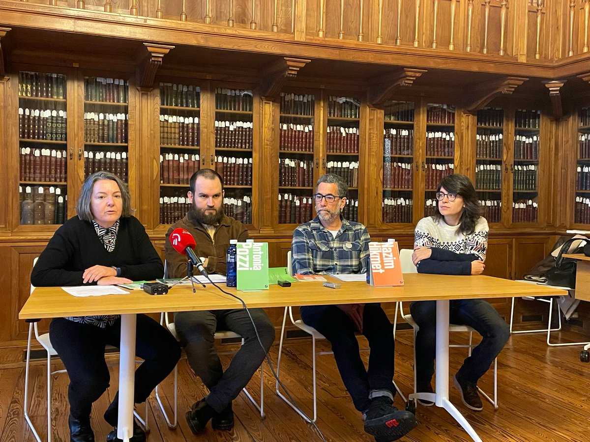 armiarma's tweet image. Antonia #Pozzi eta Nazim #Hikmet poetak euskarari ekarriak Munduko Poesia Kaierak bilduman. 
Itzultzaileak: Joannes Jauregi eta Gotzon Barandiaran. 

Gaur aurkeztu ditugu Donostian. 

#MPK bilduma: susa-literatura.eus/bildumak/mpk