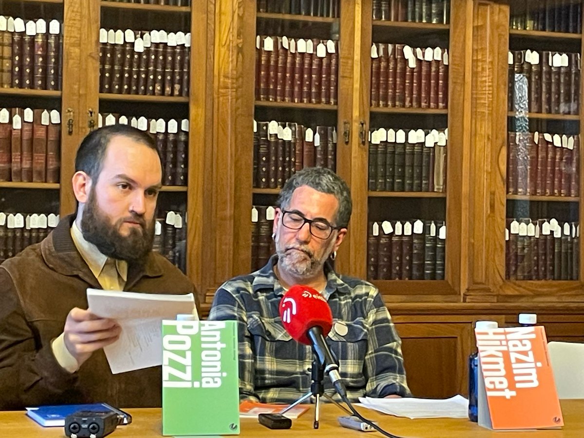 armiarma's tweet image. Antonia #Pozzi eta Nazim #Hikmet poetak euskarari ekarriak Munduko Poesia Kaierak bilduman. 
Itzultzaileak: Joannes Jauregi eta Gotzon Barandiaran. 

Gaur aurkeztu ditugu Donostian. 

#MPK bilduma: susa-literatura.eus/bildumak/mpk