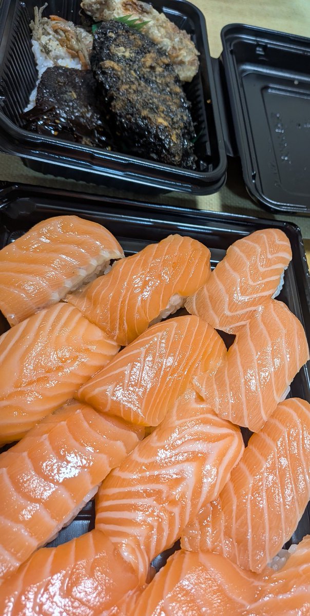 本日の夜ご飯🍱
今宵はブラックフライデー😋
#サーモン
#のり弁当
#ブラックフライデー