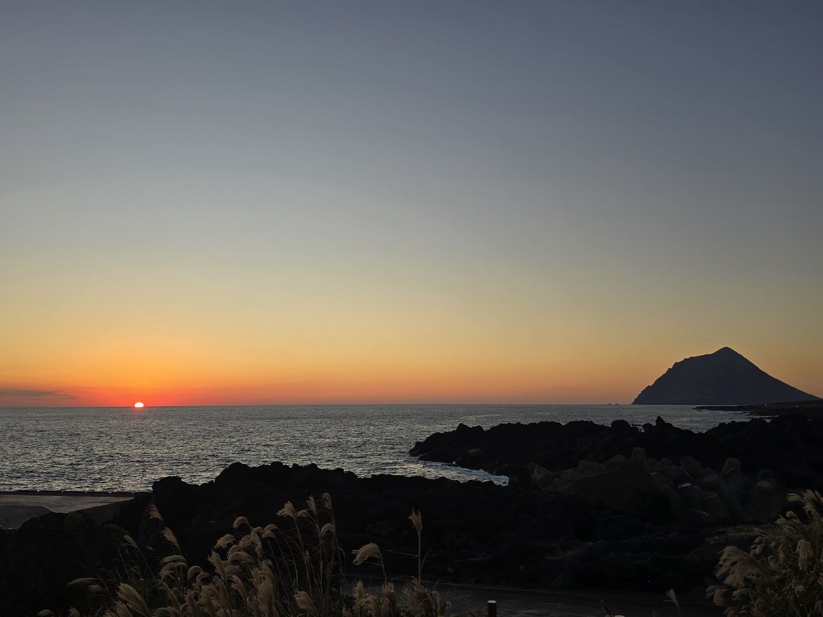 ayutaro_uma's tweet photo. 海の向こうに沈む真っ赤な太陽…今日の締めくくりが美しすぎる🌅
#夕焼け #夕陽 #空 #空が好き #雲 #ダレカニミセタイソラ #スカイ #sky #sunset #sunsetlovers #beautifulsky #japanesesunset #ファインダー越しの私の世界 #写真好きな人と繋がりたい https://t.co/mlHwC9OUPY