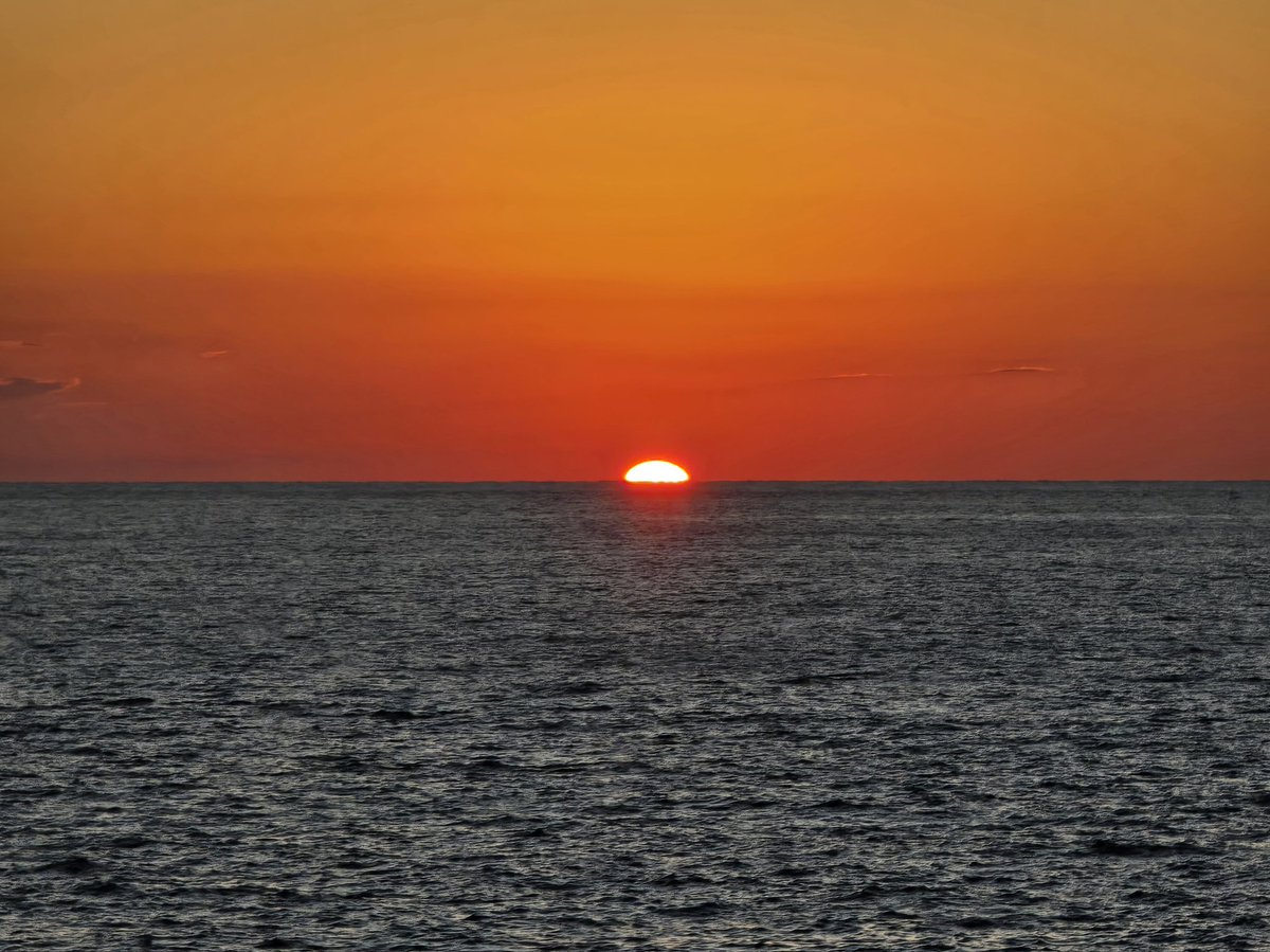 ayutaro_uma's tweet photo. 海の向こうに沈む真っ赤な太陽…今日の締めくくりが美しすぎる🌅
#夕焼け #夕陽 #空 #空が好き #雲 #ダレカニミセタイソラ #スカイ #sky #sunset #sunsetlovers #beautifulsky #japanesesunset #ファインダー越しの私の世界 #写真好きな人と繋がりたい https://t.co/mlHwC9OUPY