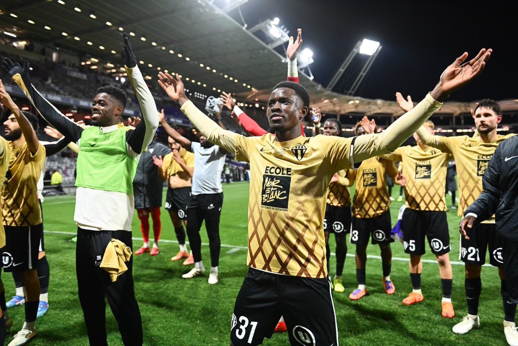 lataniere237's tweet image. ⚫⚪ Harouna Djibirin et le SCO Angers s’imposent 1-0 à Toulouse.

Le jeune attaquant camerounais signe son 5ᵉ match en Ligue 1, avec 10 minutes de jeu, et continue de gagner en confiance.