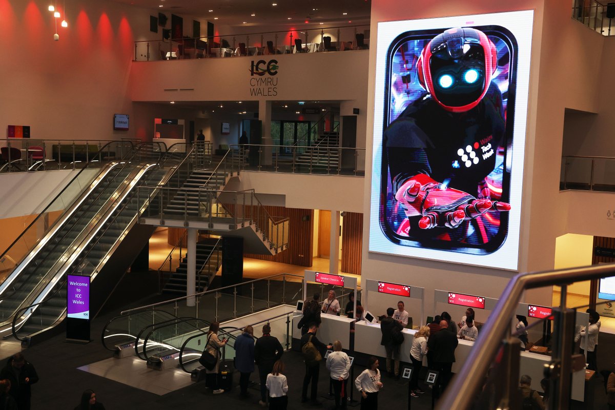 WalesTechWeek's tweet image. 🤖✨ Breaking: A robot has been spotted roaming around Wales Tech Week…

Apparently he’s friendly, photogenic, and very proud of his 3D angles.
If you catch him, snap a pic and share it with us using #WalesTechWeek!