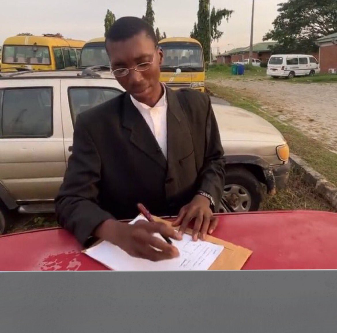 UNYKGRAPHICS's tweet image. Help mee!!!!

What&apos;s your definition of consistency?
Is it by showing up;
Everyday?
Twice a week?
Once a week?
Twice a month?
Once a month?
Once in a blue moon 🌚
Or you have any other perspective of consistency 
Let&apos;s have it 🫴🏽