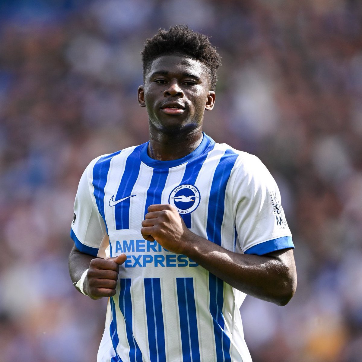 lataniere237's tweet image. Fabian Hürzeler, coach de Brighton, sur la mi-temps de Carlos Baleba et sa baisse de forme :

« Non, il n’a pas encore retrouvé le niveau de la saison dernière. C’est normal : c’est un jeune joueur. Le développement n’est jamais linéaire. Il y a des hauts et des bas, et notre…