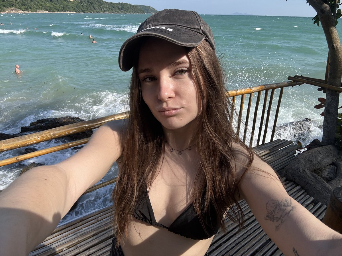 imviwaPretty's tweet image. we’d make such a sweet vacation story