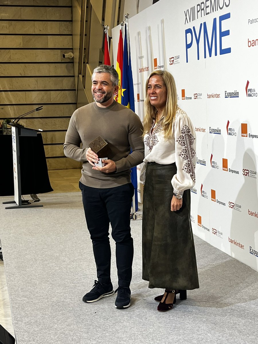 expansioncom's tweet photo. Así ha recogido José López Sánchez, fundador y director de @CEN_NEURO, su premio al Mejor Emprendedor
#PremiosPyme2025 https://t.co/HdyUeKwUWD