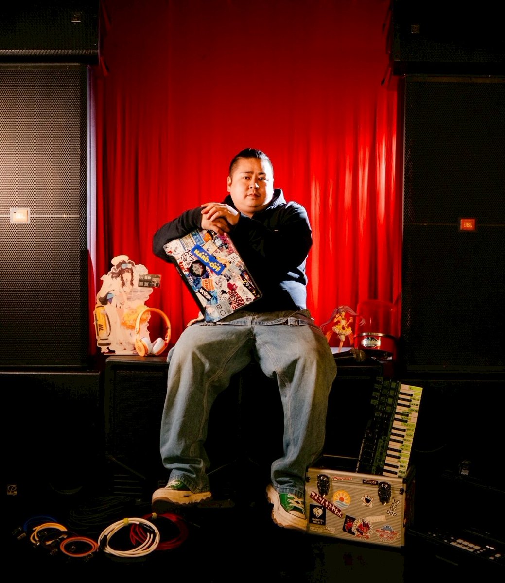 CB_viewing_nnu's tweet image. 🌙 #夜桜花見ンヌ VJ演者紹介🌸

かっこいいVJ雑炊(HOTLIP/M@STER RAMPAGE)
好きな花：ゼラニウム

いつもHOTLIPでお世話になってる雑炊くん！今回はVJとしてお願いしました！VJの時以外は3階のカウンターにもいると思うんでみんな乾杯してあげてね～🍻 かっこいいVJ！！かっこいいVJ！！！