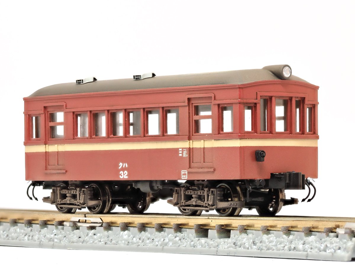 0104iw5wav's tweet image. 【完成】#西部交通 クハ32
半年ぶりに車両完成させました。
見ての通り南武モハ100をイメチェンすべく5枚窓化とライト埋込化したもの。電装解除を想定した通風器配置で、屋根パッチと、よく見ると前面と屋根にうっすら配管跡（イマイチ）。
うちとしては期待の大型車、通勤輸送に活躍してもらいましょ