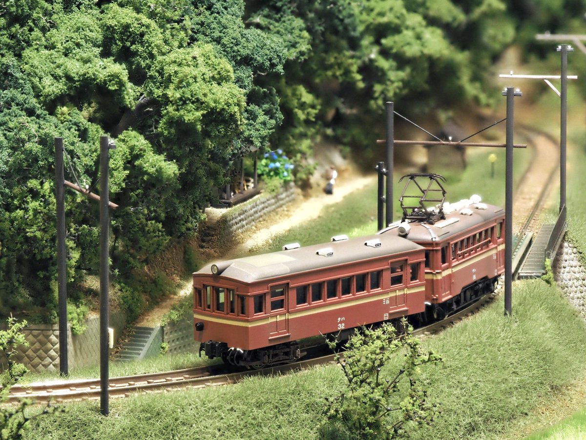 0104iw5wav's tweet image. 【完成】#西部交通 クハ32
半年ぶりに車両完成させました。
見ての通り南武モハ100をイメチェンすべく5枚窓化とライト埋込化したもの。電装解除を想定した通風器配置で、屋根パッチと、よく見ると前面と屋根にうっすら配管跡（イマイチ）。
うちとしては期待の大型車、通勤輸送に活躍してもらいましょ