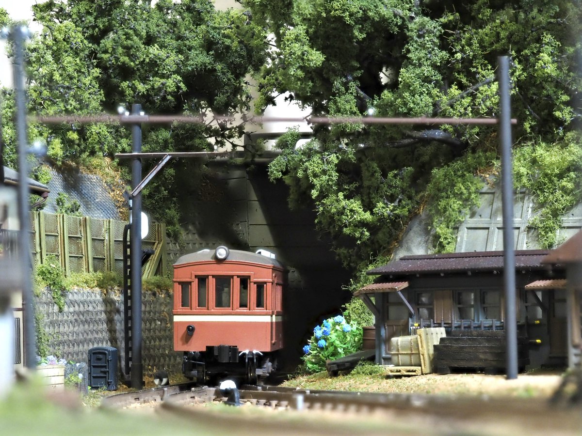 0104iw5wav's tweet image. 【完成】#西部交通 クハ32
半年ぶりに車両完成させました。
見ての通り南武モハ100をイメチェンすべく5枚窓化とライト埋込化したもの。電装解除を想定した通風器配置で、屋根パッチと、よく見ると前面と屋根にうっすら配管跡（イマイチ）。
うちとしては期待の大型車、通勤輸送に活躍してもらいましょ