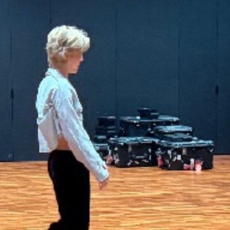 ٭القميس مرفوع. 
٭شعره منكوش. 
٭ظاهر جزء من بطنه. 
٭طيزه مو مترهله.