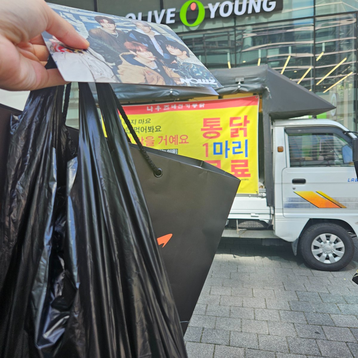 h_tilde_'s tweet image. 나우즈 처음본날🙈
곧 또보자ㅏㅏ

#NOWZ #나우즈 
#PlayBall
#HomeRUN
#Ready_to_PlayBall