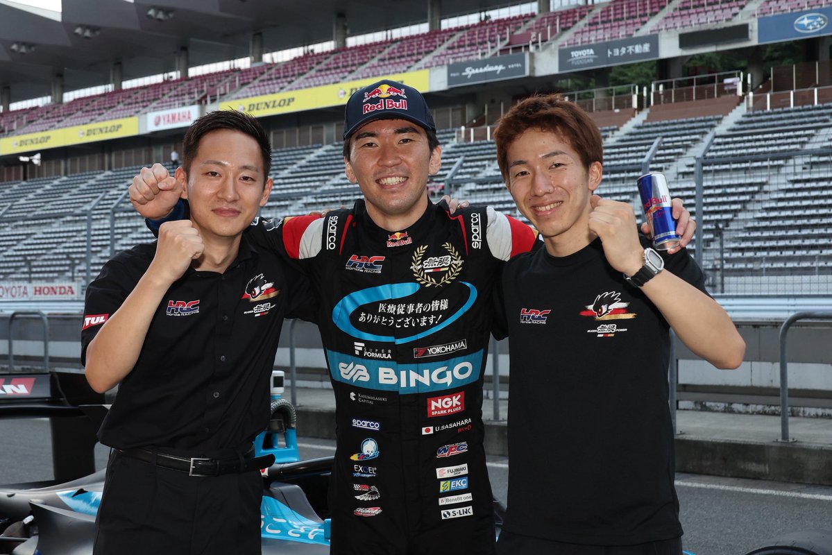 a32tomo's tweet image. 同い年で、仕事仲間で、親友。

一緒に仕事し始めて9年目。
15号車を一緒に立ち上げてから4年目。

チャンピオンメカニックになって、JAFの表彰式で金のスパナをもらって欲しかった。…