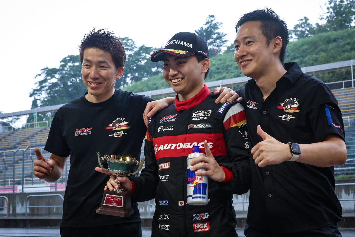 a32tomo's tweet image. 同い年で、仕事仲間で、親友。

一緒に仕事し始めて9年目。
15号車を一緒に立ち上げてから4年目。

チャンピオンメカニックになって、JAFの表彰式で金のスパナをもらって欲しかった。…