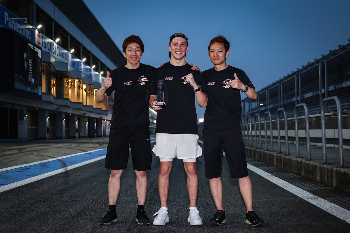 a32tomo's tweet image. 同い年で、仕事仲間で、親友。

一緒に仕事し始めて9年目。
15号車を一緒に立ち上げてから4年目。

チャンピオンメカニックになって、JAFの表彰式で金のスパナをもらって欲しかった。…