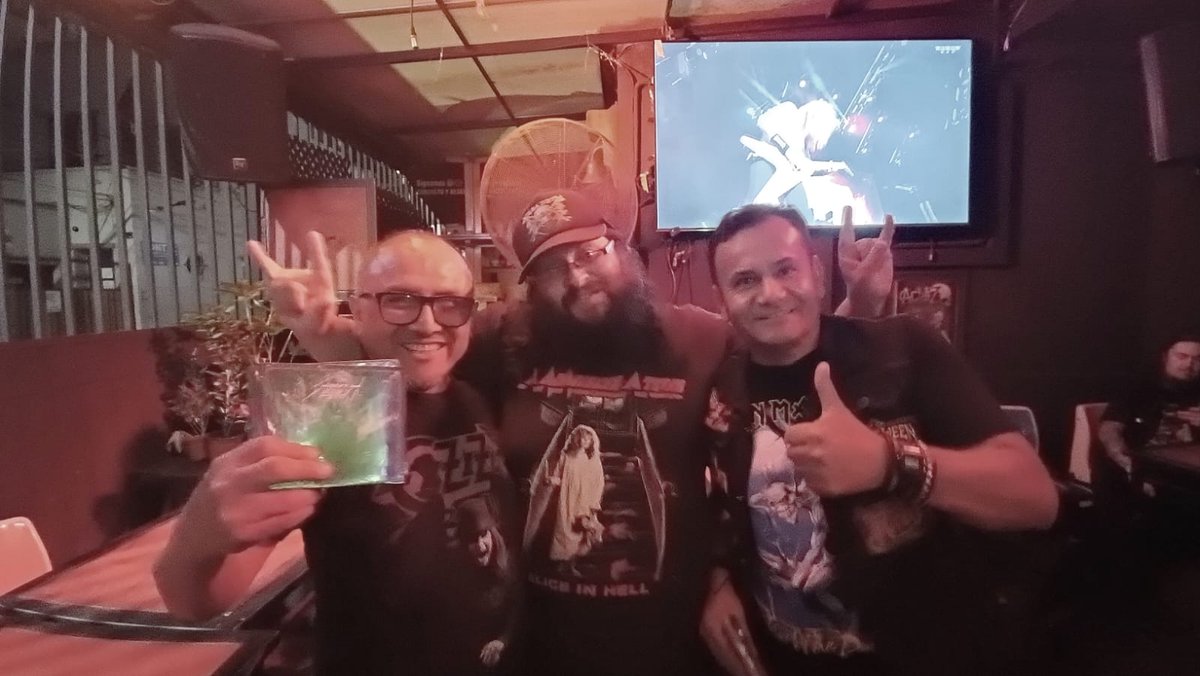 En las previas de AMBUSH con <a href="/emilio1676/">🔥🍻Emilio-Metal🍻🔥Zurdo</a>, una gran noche con los amig@s y mucho heavy metal 🤘🎶🫶🤗🍻