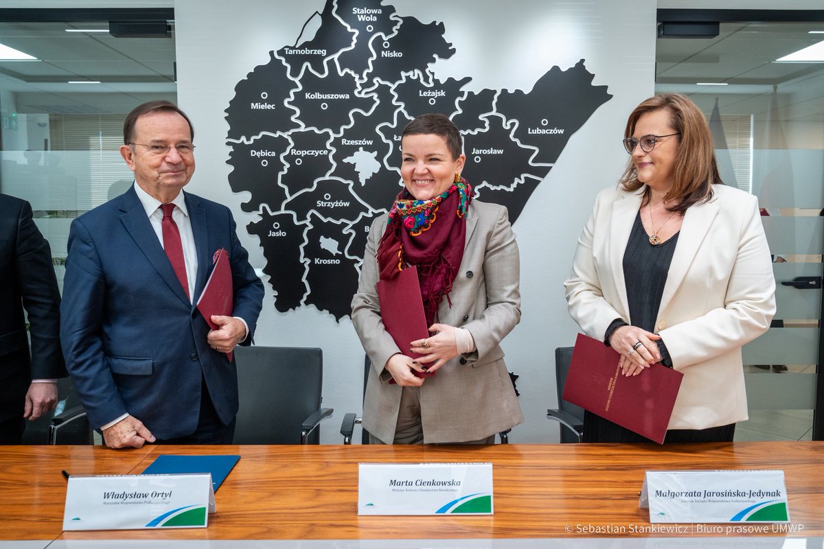 Dobra wiadomość z <a href="/RZeszow/">RZESZÓW 🇵🇱 🇪🇺</a> 
Filharmonia Podkarpacka będzie dalej współprowadzona przez <a href="/kultura_gov_pl/">Ministerstwo Kultury i Dziedzictwa Narodowego</a>- podpisaliśmy aneks z <a href="/podkarpackiePL/">Samorząd Województwa Podkarpackiego</a>, który gwarantuje stabilne wsparcie aż do 2029 roku.

Wierzę, że kulturę warto budować ponad wszelkimi podziałami. To właśnie kultura nas