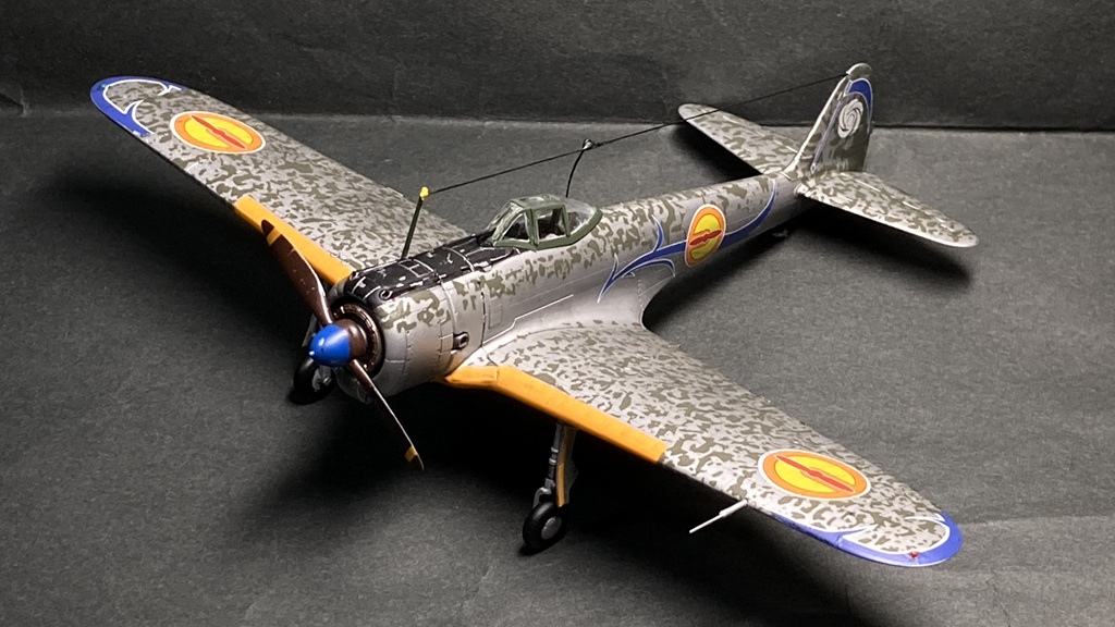 0822uotaka's tweet photo. ファインモールド 1/72 隼Ⅰ型をエンマ機仕様でつくりました。エンマ機は迷彩が細かいですね。ナツオ班長、塗装大変そう。ケイト機を作った時より模様が多いのでデカール貼りに一苦労……。上品な見た目に反して毒舌なキャラのためか尾翼マークがバラに鎌とは、似合っていますが怖い……。
 #コトブキ https://t.co/IEvLo1labX