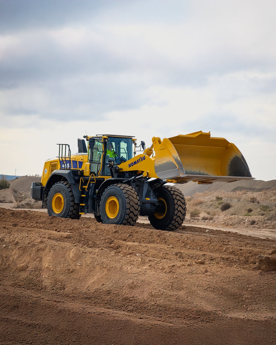 KomatsuEspana's tweet image. Comenzamos la semana con más fotos de las demonstraciones realizadas con este nuevo modelo #Komatsu de #pala #cargadora WA485-11E0.
 
 👉 #POTENCIA: 271 kW / 363 HP 
 👉 #PESO OPERATIVO: 28.900 kg
 👉 #CUCHARA DE ALTA #EFICIENCIA: 5,5 m³