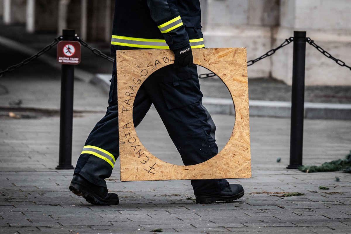 indexhu's tweet image. Megérkezett az Ország Karácsonyfája a Kossuth Lajos térre. Idén egy negyvenesztendős, huszonhárom méter magas ezüstfenyőre esett a választás.

index.hu/belfold/2025/1…

Fotó: Németh Kata / Index

#Hungary #Christmas #tree #indexhu