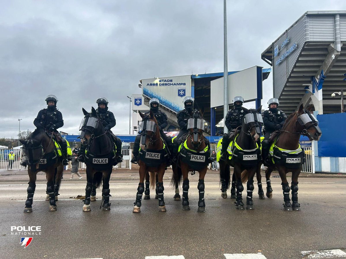 #PourVotreSécurité |👮‍♂️ Hier, les brigades équestres de l’Essonne et des Yvelines 🐎 étaient mobilisées autour du stade Abbé-Deschamps à #Auxerre pour la sécurisation du match⚽️<a href="/AJA/">AJ Auxerre</a> vs <a href="/OL/">Olympique Lyonnais</a> .