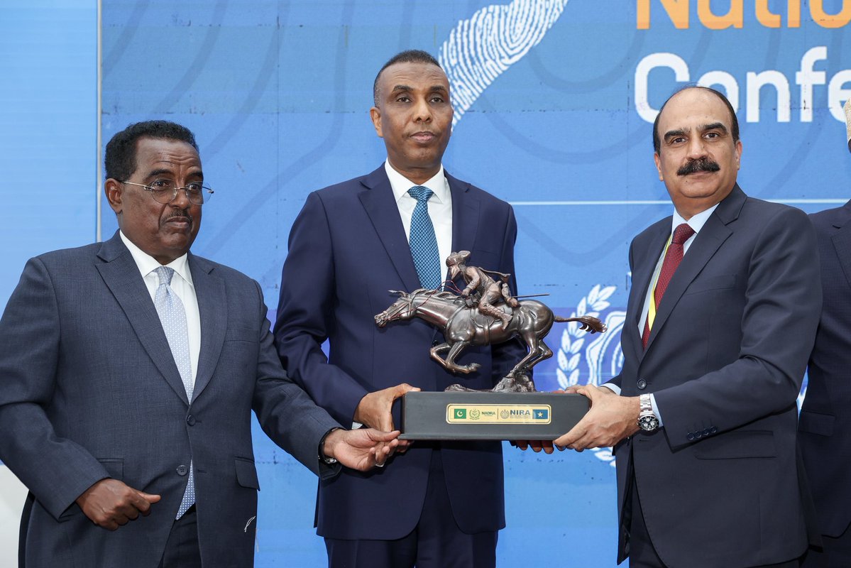 Ra’iisul Wasaaraha Xamsa oo Daah-furay Shirweynaha 2-aad ee Hey’adda Aqoonsiga iyo Diiwaangelinta Qaranka (NIRA)

Muqdisho Isniin 24 Nofeembar 2025:— Ra’iisul Wasaaraha Xukuumadda Jamhuuriyadda Federaalka Soomaaliya, Mudane Xamsa Cabdi Barre, ayaa daah-furay Shirweynaha 2-aad ee