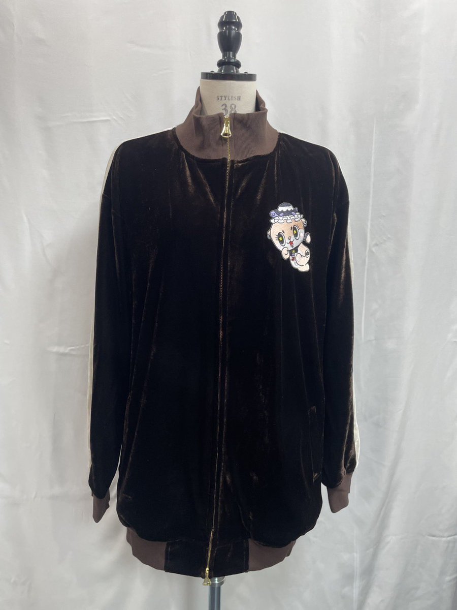 Nexusblack7777's tweet image. 【ちぃたん☆＆ＭＩＯ　ＹＡＳＨＩＲＯ　Ｌ＇ＡＴＥＬＩＥＲ】

スペシャル☆コラボ記念企画🎁

社長ファイトクラブにて運命的な出会いを果たした僕ら

なんと👀

一緒にジャージを作る事になりました👍👍

そんな2人の初のコラボ商品

ちぃたん☆スペシャルベロアジャージを

x.com/nexusblack7777…