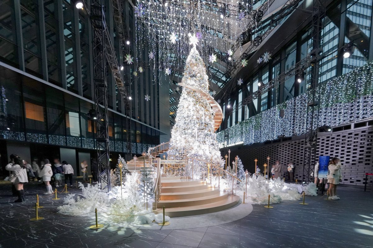 Hello3755221's tweet photo. 新宿住友ビル 三角広場
今年のテーマは『Snow flow』
大きなクリスマスツリーがすごい綺麗でした
その他のイルミネーションももちろん綺麗でした
#新宿住友ビル #クリスマスツリー #イルミネーション #Snowflow https://t.co/d4UzpzRm2s