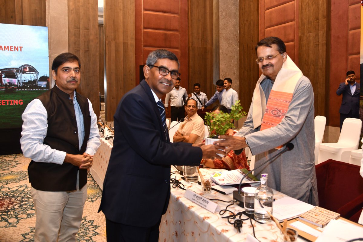 EastCoastRail's tweet photo. ECoR's Khurda Road Division extends a warm welcome to Hon’ble Members of Parliament for the Divisional Committee Meeting on 24.11.2025, focused on strengthening rail connectivity and enhancing passenger services.

#EastCoastRailway #KhurdaRoadDivision #DivisionalCommitteeMeeting #HonbleMPs #RailwayDevelopment #ECoRupdate #InfrastructureGrowth #PassengerFacilities

@RailMinIndia