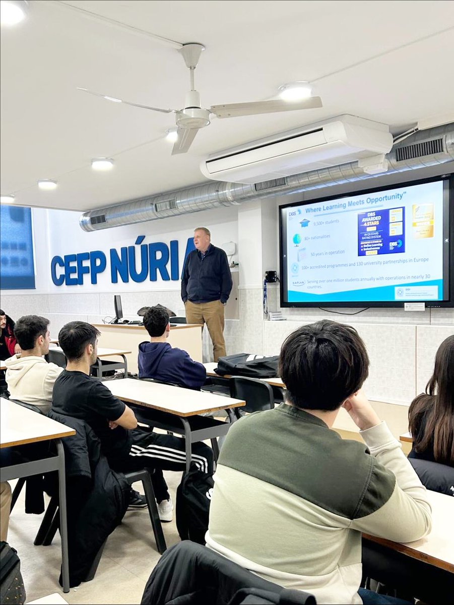 CEFPNuria's tweet image. Els alumnes de 2MIP i 2AF han assistit a la xerrada sobre com continuar els estudis a la Dublin Business School. Una gran oportunitat per seguir formant-se un cop acabat el cicle! 🙌 #DBS #Formació #Educació #FuturAcadèmic #femNúria
