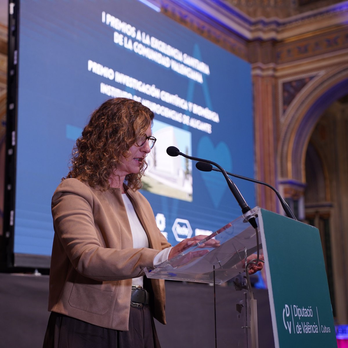 NeuroAlc's tweet image. ¡Estamos de celebración! El @NeuroAlc ha recibido el Premio a la Investigación Científica y Biomédica en los I Premios a la Excelencia Sanitaria de la Comunitat Valenciana de @8Mediterraneo 🎉
Un reconocimiento que nos impulsa a seguir investigando al servicio de la sociedad 🙌🧠