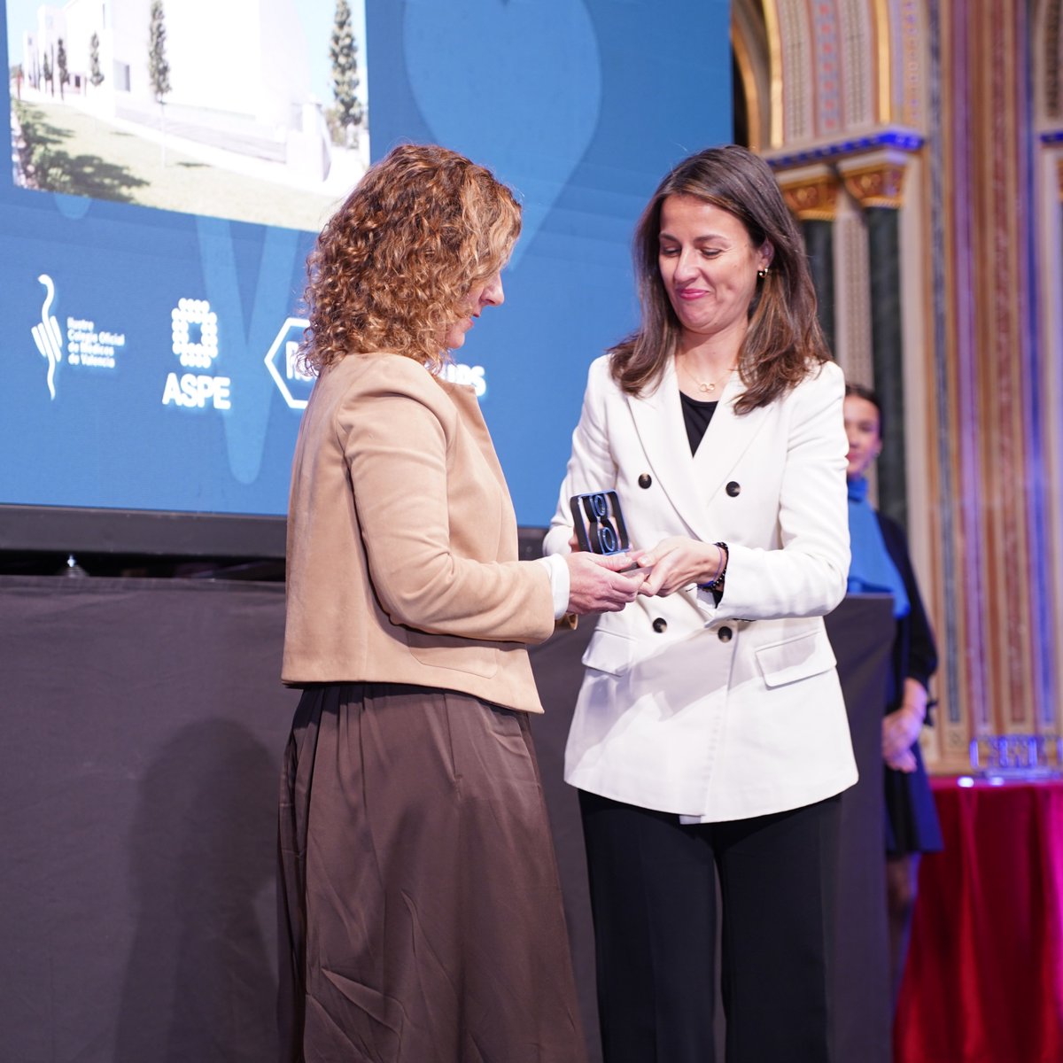 NeuroAlc's tweet image. ¡Estamos de celebración! El @NeuroAlc ha recibido el Premio a la Investigación Científica y Biomédica en los I Premios a la Excelencia Sanitaria de la Comunitat Valenciana de @8Mediterraneo 🎉
Un reconocimiento que nos impulsa a seguir investigando al servicio de la sociedad 🙌🧠