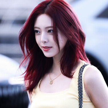 qweenbeeval's tweet image. it seems like yuna is going to be playing a villain!! the top actress character in this webtoon is an ex who was dumped by one of the main leads