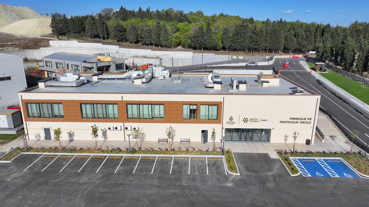 Bugün İBB Başkan Vekilimiz Sn. <a href="/nuriaslan_tr/">Nuri Aslan</a> ve Genel Sekreterimiz Sn. <a href="/VolkanDemir_PhD/">Prof. Dr. Volkan Demir</a> ile birlikte Arnavutköy Hadımköy Pastacılık ve Fırıncılık ile Moda Okulunun açılış törenindeydik.
Aşçı çıraklığından baklava yapımına; butik çikolatadan dünya mutfağına; bilgisayarlı