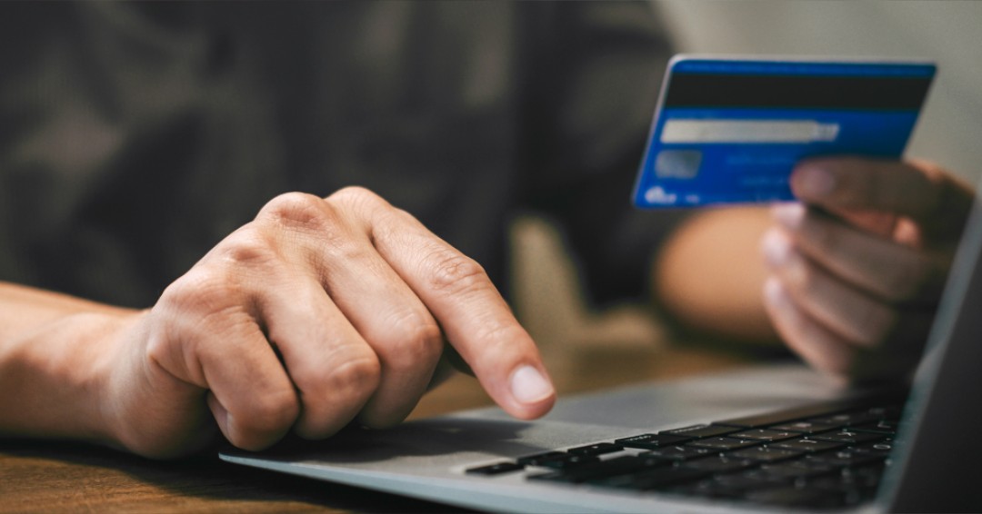 COMOSustain's tweet image. 🤑𝗥𝗲𝘁𝗵𝗶𝗻𝗸 𝗕𝗹𝗮𝗰𝗸 𝗙𝗿𝗶𝗱𝗮𝘆 𝗮𝗻𝗱 𝗖𝘆𝗯𝗲𝗿 𝗠𝗼𝗻𝗱𝗮𝘆🏪 

- Avoid unnecessary purchases. Buying less stuff helps to conserve natural resources, lower greenhouse gas emissions from manufacturing and shipping, and reduce waste in landfills.
- Consider giving gifts…