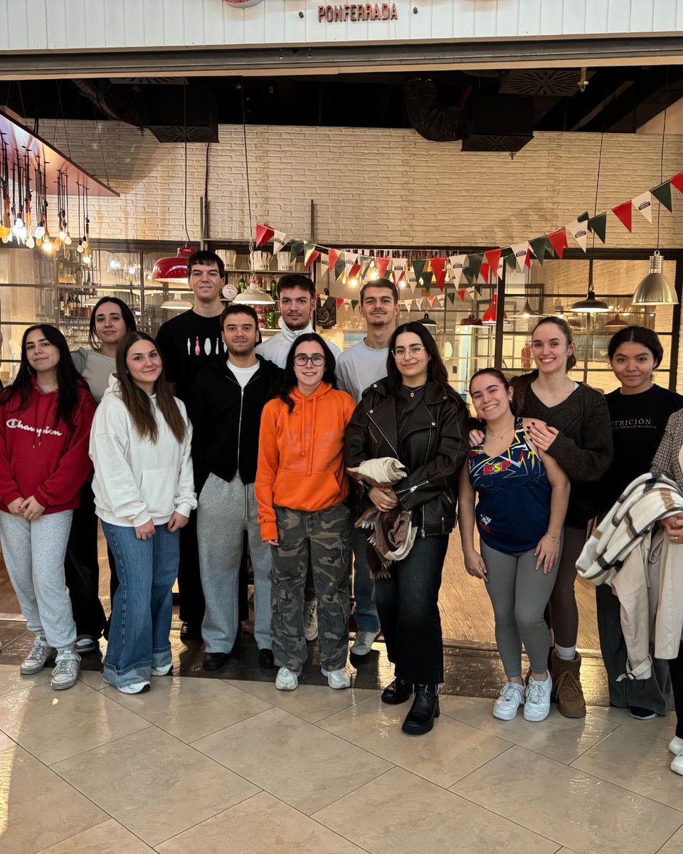 ¡Las clases salen del aula! ¿Cómo se aplican en los restaurantes las medidas de seguridad alimentaria y los protocolos de higiene? Los estudiantes del Grado en Nutrición Humana y Dietética del Campus de Ponferrada han visitado el Ginos para descubrirlo de primera mano.