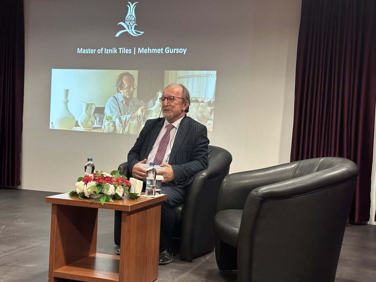 UNESCO Yaşayan İnsan Hazinesi Mehmet Gürsoy Anadolu Üniversitesi’nde ağırlandı. 

TÜDAM tarafından düzenlenen söyleşi programı kapsamında, UNESCO Yaşayan İnsan Hazinesi unvanına sahip ünlü çini sanatçısı Mehmet Gürsoy konuk edildi.

<a href="/Anadolu_Univ/">Anadolu Üniversitesi</a> <a href="/Adiguzel_Yusuf/">Yusuf Adıgüzel</a> <a href="/ayselky2/">ayselky</a>