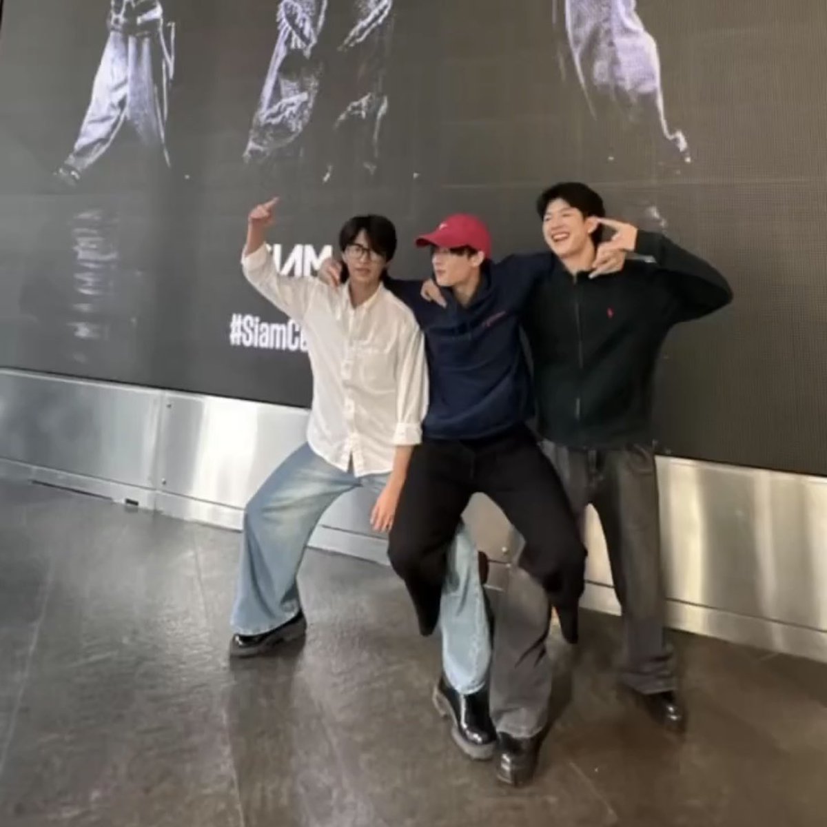 _imhwamin's tweet image. vvv มาแจกวิธีถ่ายรูปกับจอที่ siam center 
3J มีหน่วยเป็นก้อน น่ารักมาก y - y ♥️🧍🏻*

#VVV_ตัวปัญหา #VVV_TRIPLEV