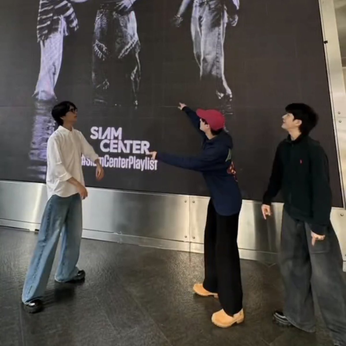 _imhwamin's tweet image. vvv มาแจกวิธีถ่ายรูปกับจอที่ siam center 
3J มีหน่วยเป็นก้อน น่ารักมาก y - y ♥️🧍🏻*

#VVV_ตัวปัญหา #VVV_TRIPLEV