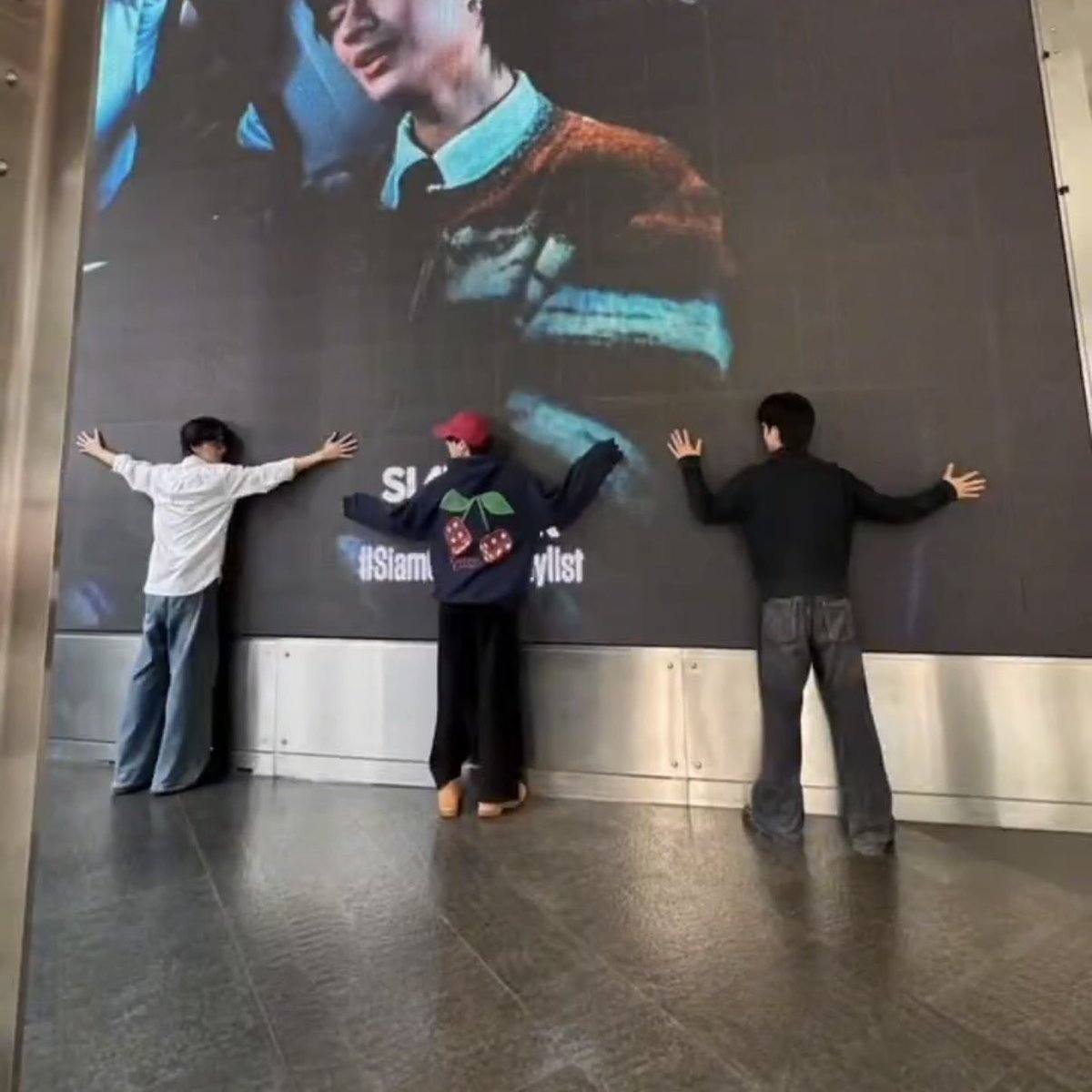 _imhwamin's tweet image. vvv มาแจกวิธีถ่ายรูปกับจอที่ siam center 
3J มีหน่วยเป็นก้อน น่ารักมาก y - y ♥️🧍🏻*

#VVV_ตัวปัญหา #VVV_TRIPLEV