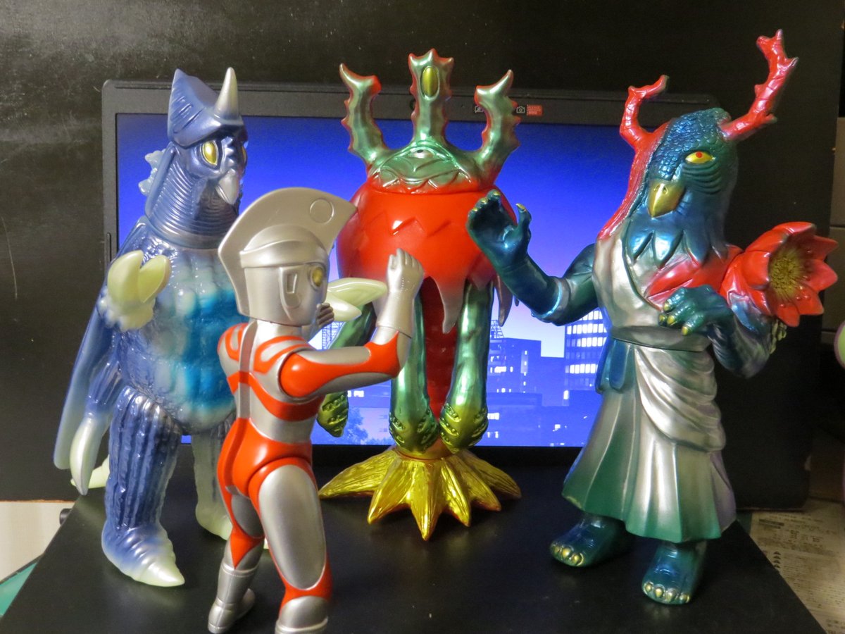 11月発送の超獣レトロソフビは、画廊のガランを外してしまったのでこの