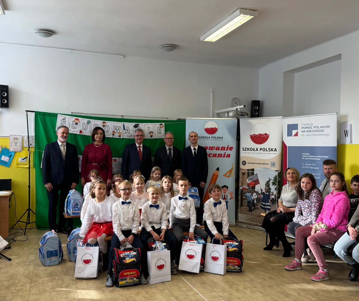 W Szkole Polskiej im. Jana Pawła II w Bratysławie odbyło się uroczyste pasowanie pierwszoklasistów 🎓 – wyjątkowe wydarzenie pełne emocji i radości ✨

pol.org.pl/2025/11/24/uro…