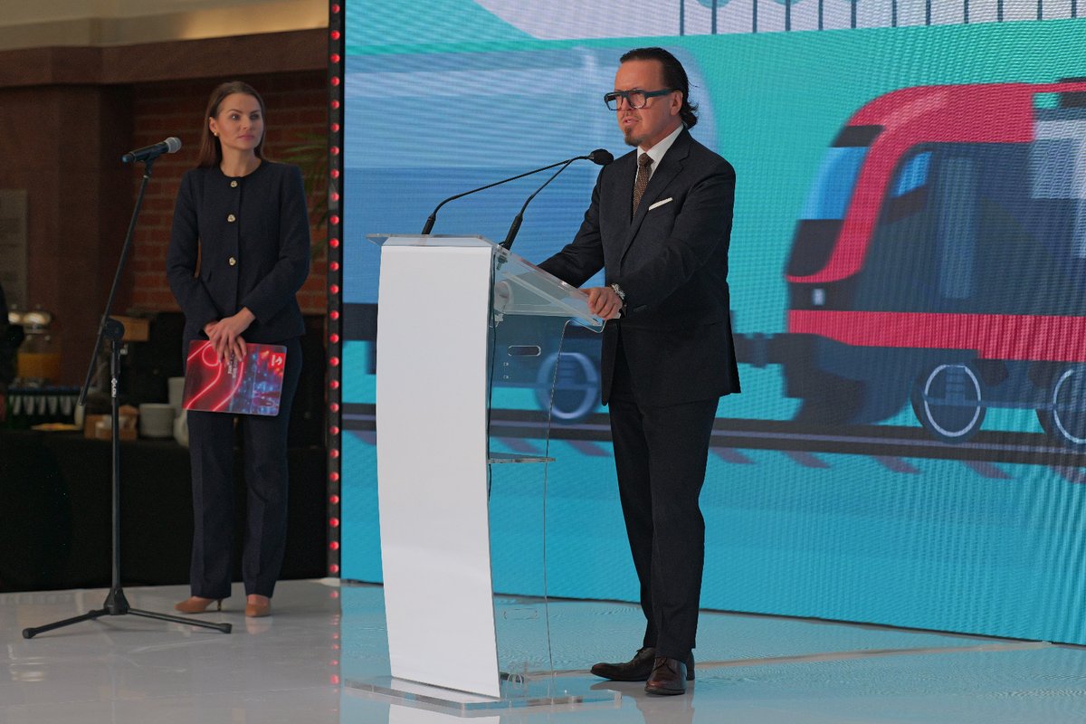 MAPGOVPL's tweet image. 💬Minister @wbalczun: podpisywana dziś umowa pokazuje, że inwestujemy i będziemy dalej inwestować. To projekt, który z perspektywy #LocalContent jest szczególnie interesujący - łączy bowiem prywatne spółki z państwowymi. Jego efektem będą nowoczesne lokomotywy, stanowiące symbol…