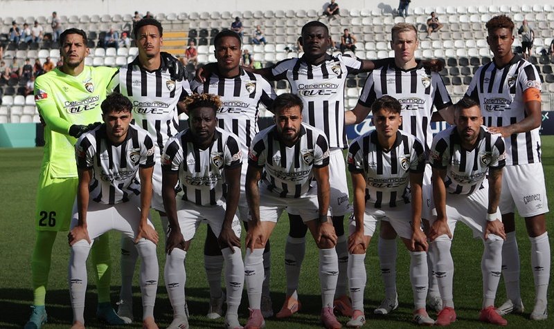 CabineSport's tweet photo. Na passada terça-feira, veio a público a existência de atrasos salariais no Portimonense SAD, culminando numa greve ao treino da manhã desse dia.

Embora tenha sido prometido que a situação seria regularizada ainda durante a tarde, os ordenados continuam em atraso.

O problema arrasta-se desde abril e agravou-se nas últimas semanas, com funcionários a ficarem também sem receber. A SAD tem justificado os sucessivos atrasos com demoras nos pagamentos por parte de outros clubes, prometendo novas datas que não terão sido cumpridas, revela "Portimonense Informação".

Existem também queixas relativas a dívidas a empresários e outras pessoas, e estão ativos dois transfer bans da FIFA, que impedem o registo de novos jogadores.

O presidente do Portimonense SAD desde 2017, o empresário brasileiro Rodiney Sampaio, terá demonstrado descontentamento com a divulgação da situação pelos diversos órgãos de comunicação social.

Desportivamente, embora a direção desportiva assumisse a ambição de subida de divisão, a equipa soma apenas um ponto de vantagem sobre a zona de descida e cumpre a segunda temporada consecutiva na II Liga portuguesa, após ter descido em junho de 2024, ao perder o playoff de manutenção frente ao AVS.

Recorde-se que a maioria da SAD dos algarvios é controlada há várias épocas por Theodoro Fonseca.
