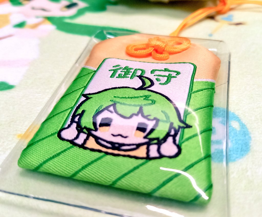 OO00o2's tweet image. そういえば今年の誕生日はちゃぱに御守りを貰いました
ちゃんと布でできてて凄い！
何やら手の形が気になるがきっと親指でしょう👍️

自キャラグッズがどんどん増えていく